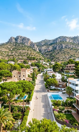 Zonas verdes, chalets y entorno residencial seguro del barrio de El Poal en Castelldefels